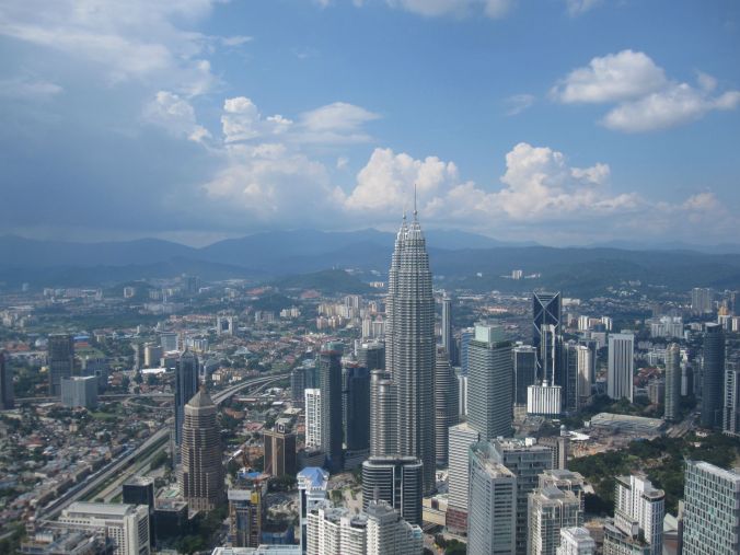 Petrona (Twin) towers ser liten ut på 300 meters höjd! Petronas (Twin) Towers looks small at 300 meters altitude!
