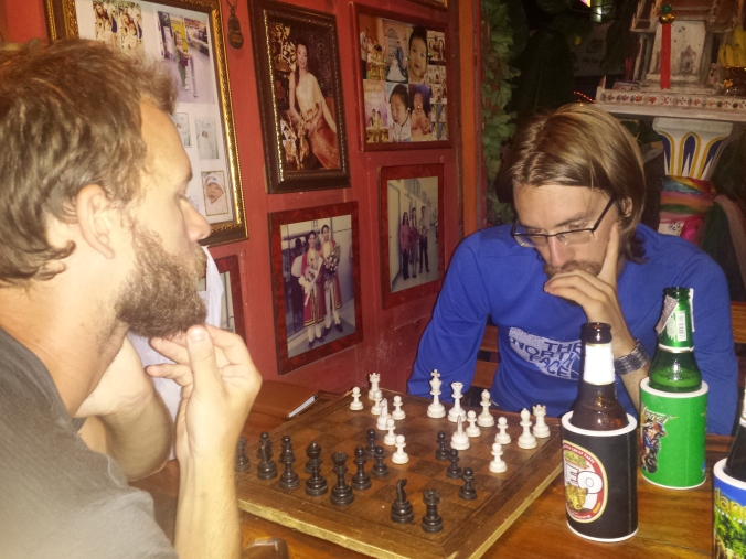 Intensivt tänkande under schackmatcherna! Intense thinking during the chess matches!