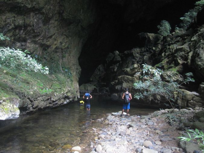 Vi vadade (eller simmade för de som var korta) igenom grottöppningen till dalen! We waded (or swam for those who were short) through the cave entrance to the valley!
