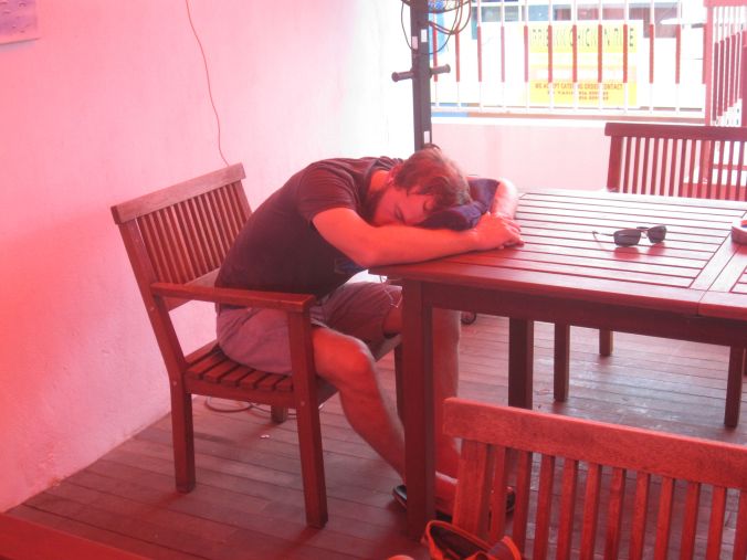 Trött Pontus lyckas sova på bordet i fyra timmar efter en resenatt med lite sömn! Tired Pontus manage to fall asleep on the table for four hours after a travel night with little sleep!