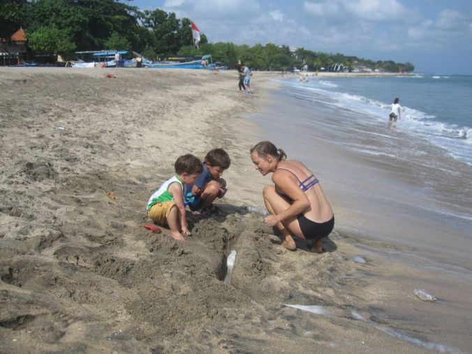 Leker i sanden på Kuta beach! Playing in the sand on Kuta beach!