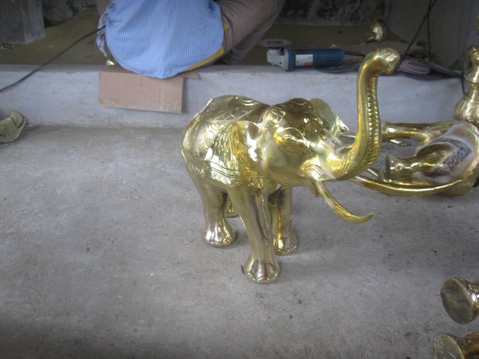 En elefant klädd i guld! An elephant dressed in gold!