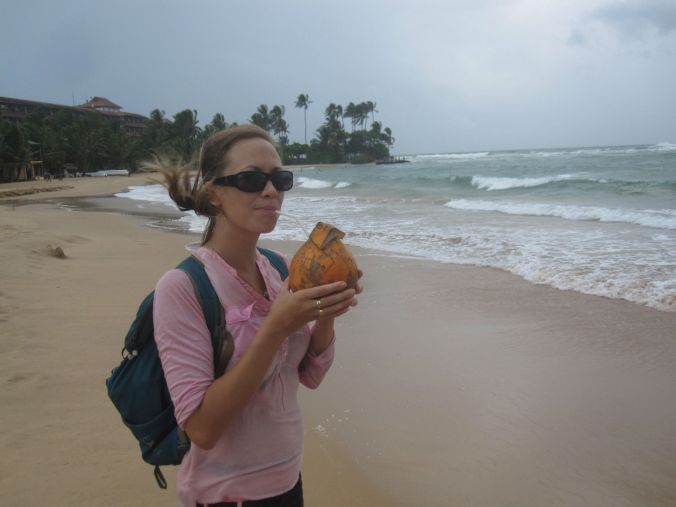 Trots ovädret så tog vi oss en kokosnöt när vi var på stranden! We drank a coconut when we were on the beach despite the bad weather!