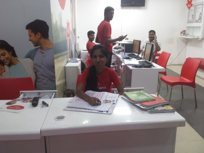 Väldigt snäll airtel-försäljare som hjälpt oss skaffa simkort här i Indien! Very kind airtel saleswoman who helped us acquire SIM cards here in India!
