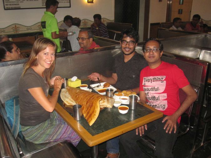 Ulrika, Kiran och Mithun innan de högg in på maten! Ulrika, Kiran and Mithun before they enjoyed the food! 