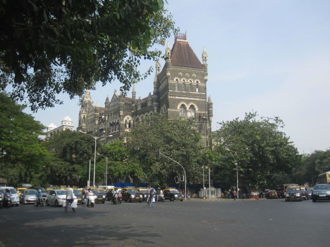 Det finns häftiga koloniala byggnader i den här delen av Mumbai! There are cool colonial buildings in this part of Mumbai!