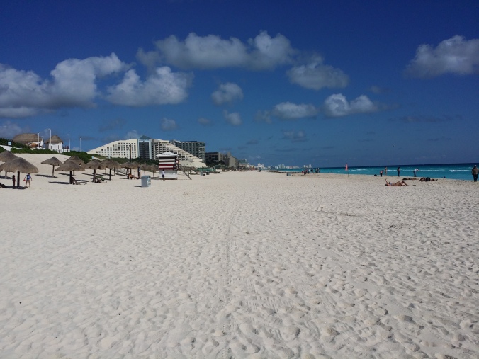 Stranden är nästan tom fram till jättekomplexen! The beach is almost empty until you reach the giant complexes!