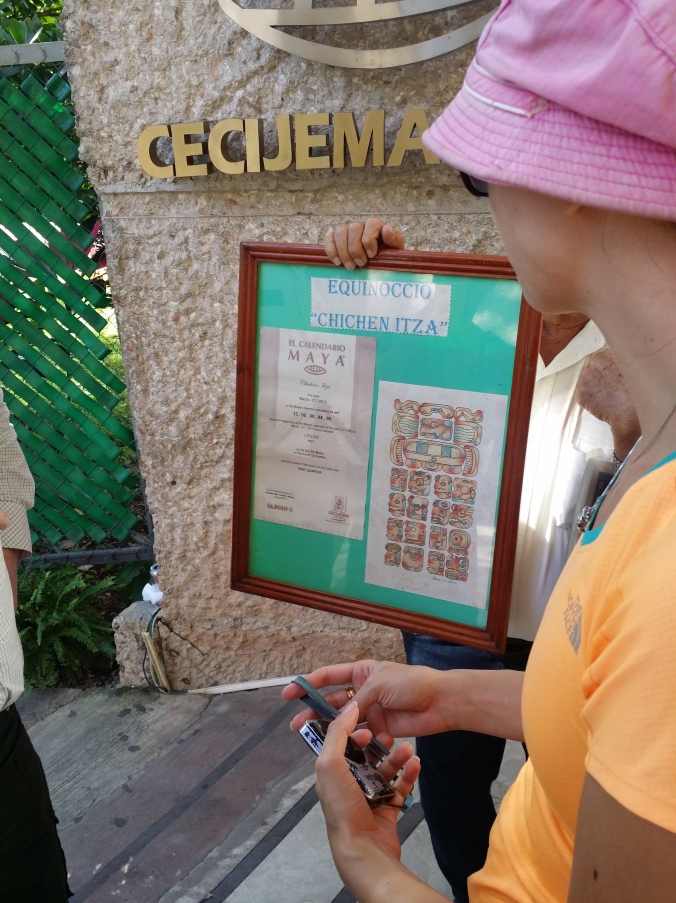 Vår guide visar oss mayafolkets skriftspråk med symboler! Our guide showed us the Mayans written language made with symbols!