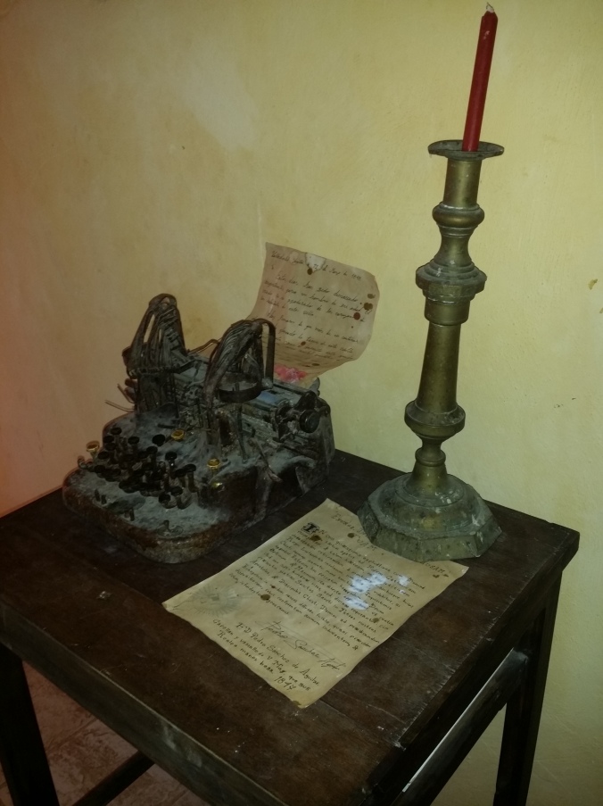 Vi hittade en riktigt gammal skrivmaskin som klostret fick 1847! We found a really old typewriter which the monastery got in 1847!