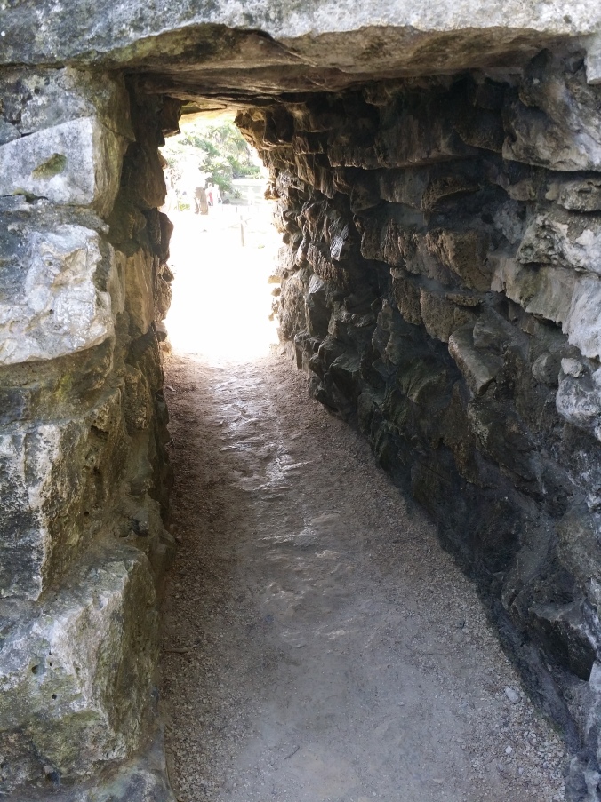 Det fanns fyra små ingångar till Zama genom stadsmuren och de visar på hur korta Mayaindianerna faktiskt var/är! There were four small entrances to Zama thrrough the city wall and they show how short the Mayans actually was/is!
