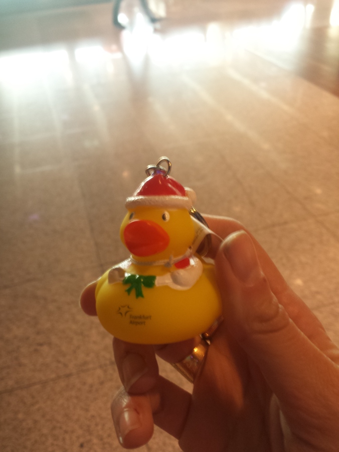 Vår anka glömde vi på ankträffen i Stockholm, men vi fick några nya av en snäll jultomte på flygplatsen i Frankfurt! We forgot our duck at the ancap-meeting in Stockholm, but we got a few new ones from a kind Santa Claus at Frankfurt airport!