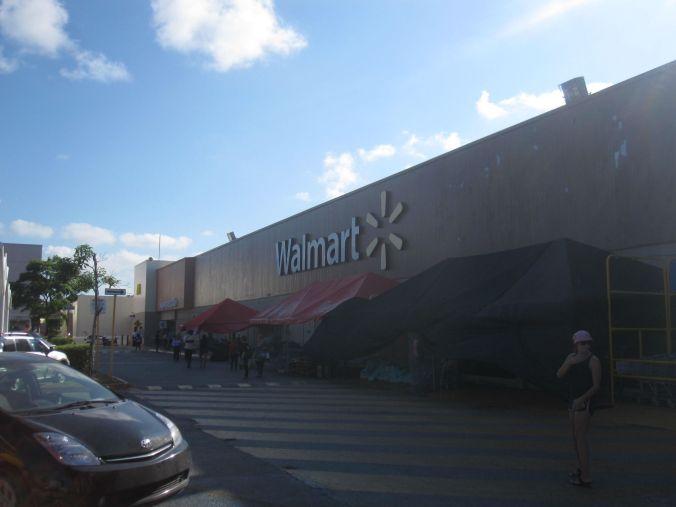 Med höga förväntningar närmade vi oss Walmart! We approached Walmart with high expectations!