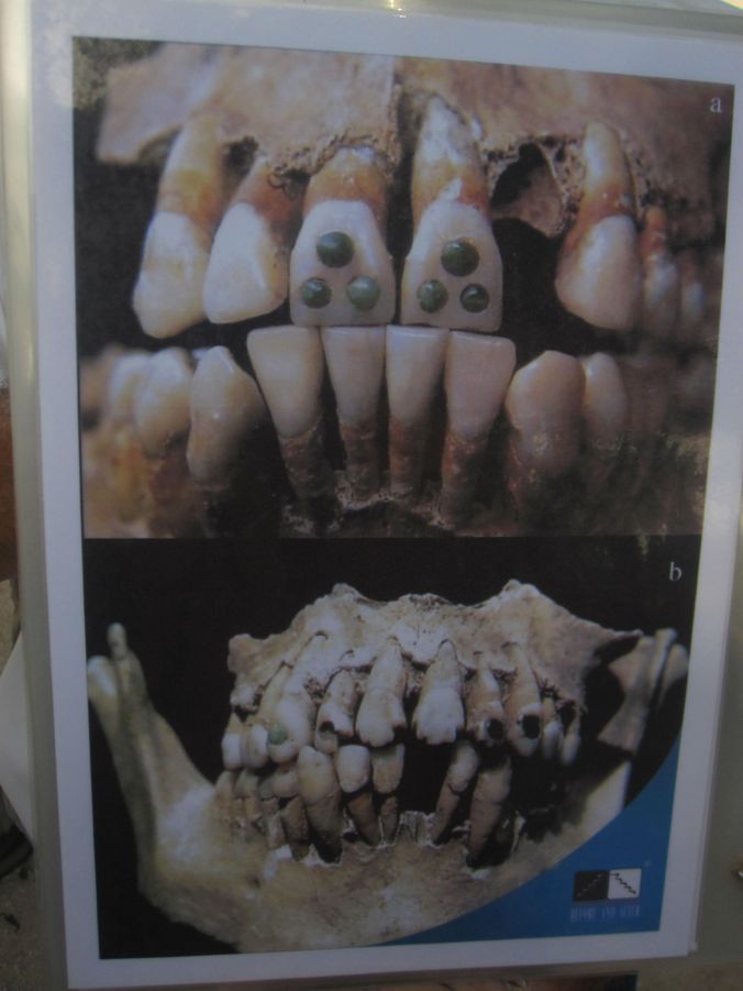 Mayafolket var före vår tid när det gäller att smycka tänder! he Mayans were ahead of our time when it comes to decorating the teeth!