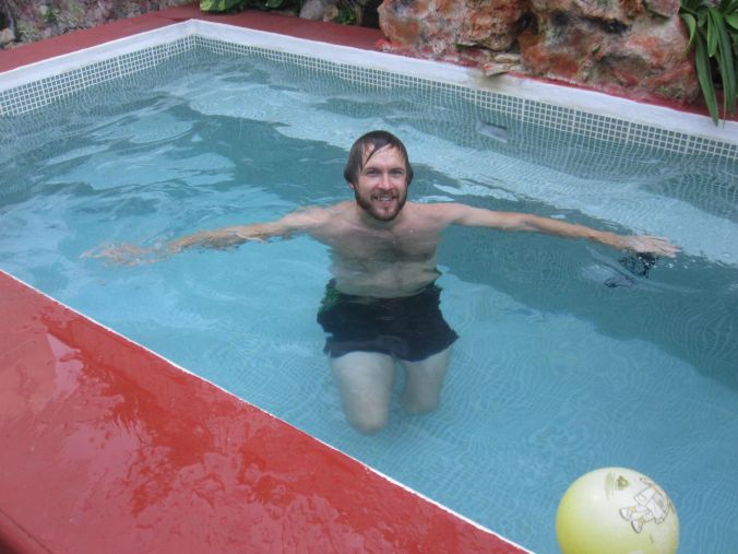 Bada i poolen! Bath in the pool!